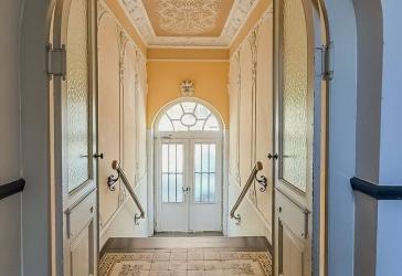 Sanierter Stilaltbau im Wiesbadener Westend mit zwei Balkonen