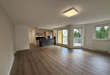 Wunderschöne 4-Zimmer-Wohnung mit überdachtem Balkon, KFZ Stellplatz, moderne Einbauküche (ohne Ablöse) in bevorzugter, ruhiger Wohnlage Oberasbach
