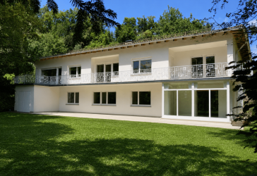 Charmante Villa mit Einliegerwohnung in begehrter Waldrandlage von Icking - großzügiges Wohnen mit viel Potenzial
