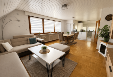 Renovierte 3,5-4-Zimmer-Dachgeschosswohnung m. off. Küche u. Balkon in bevorzugter Lage
