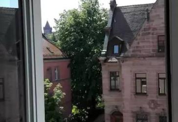 TOP-LAGE PROVISIONSFREI, SOFORT BEZUGSFREI, 52m² : Möblierte 2-Zi-Whg mit Dielenboden & Parkblick