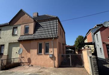 Doppelhaushälfte mit großem Carport