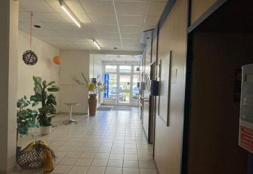 Helle, lichtdurchflutete Gewerbeeinheit in attraktiver Lage von Kelheim zu vermieten