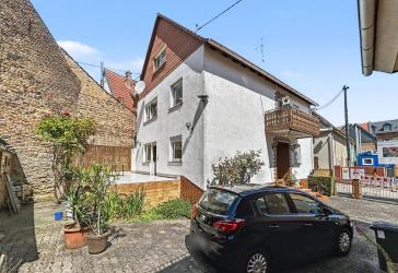 Großzügiges Einfamilienhaus mit Terrasse, Balkon und vielseitig nutzbaren Räumen in Hofheim
