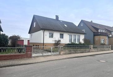 Söhlde-Groß Himstedt: Eimfamilienhaus mit großem Grundstück, Keller und zwei Garagen