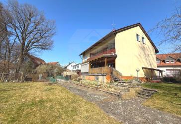 Charmantes Mehrgenerationenhaus mit großem Grundstück und idyllischem Bachlauf