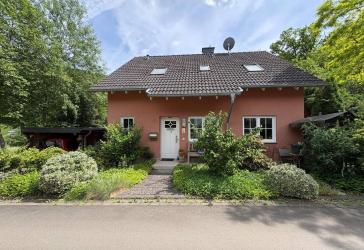 Gepflegtes Einfamilienwohnhaus mit herrlichem Garten und Carport
