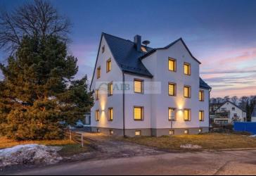 Hochwertig modernisiertes Mehrfamilienhaus mit solider Rendite und Panoramablick