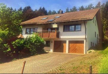 Haus mit viel Licht, Platz und Aussicht. Auch als Generationenhaus oder mit Praxis geeignet.