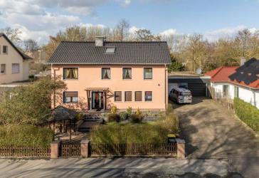 Großzügiges Familienhaus mit Einliegerwohnung auf traumhaftem Grundstück