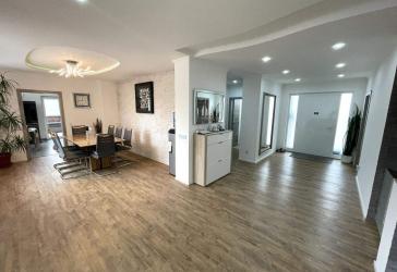 Exklusives, modernes 1-2 Familienhaus inkl. schöner EBK, hochwertiger Möbel, Kamin, Sauna, 2 Terrassen, uvm.