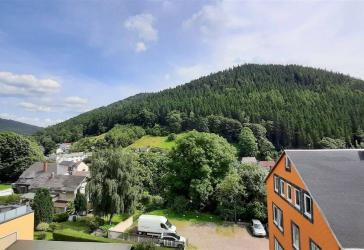 Balkon u. 2 Bäder, renovierte 5-Raum Wohnung!