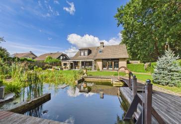 Einfamilienhaus mit ca. 163 m² Wohnfläche, Dachgeschoss mit eigener Küche, Sauna und Schwimmteich