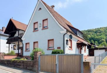 Einfamilienhaus mit großem Grundstück, Scheune und viel Potenzial