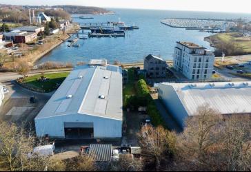 Lager-/Logistikhalle ca. 1.000 m² nahe Wasser/Hafen - Lichtbänder, große Andienung - ab 01.05.2026