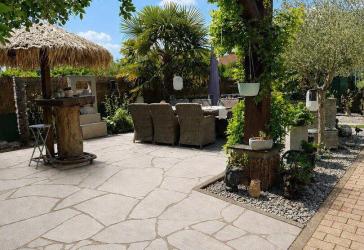 Resthof mit WOW-Faktor - große Hallen, Traumgarten & Luxus-Outdoor-Küche