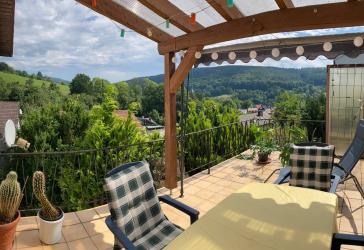 Wohnen wie im eigenen Bungalow – Frisch sanierte Erdgeschosswohnung mit Dachterrasse