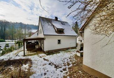 Charmantes älteres Einfamilienhaus in Hanglage mit Nebengebäude und viel Potenzial