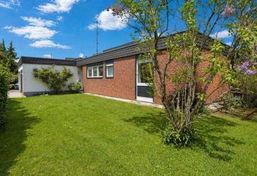 Wohnen auf einer Ebene: Lichtdurchfluteter Bungalow mit Charme und Potenzial