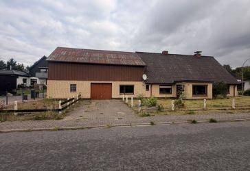 Wohnhaus mit Einliegerwohnung auf großem Grundstück