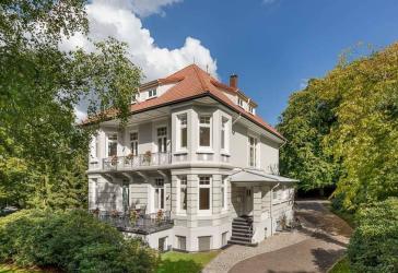 Traumvilla mit viel Platz zum Wohnen, Arbeiten und Hobbys - COURTAGEFREI