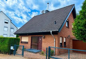 Einfamilienhaus freistehend in Sackgassenlage mit 434 m² Grundstück, Garage, Kamin und Vollkeller