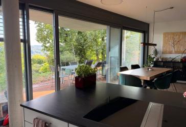 Möbilierte 3,5 Zi.-Whg mit Traumblick auf Zeit / 2 bedroom apartment for temporary lease