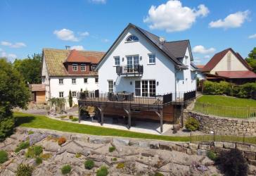 Exklusives KfW-40-EFH & hist. Schulgebäude in traumhafter Naturkulisse - modernes Wohnen im Landhausstil