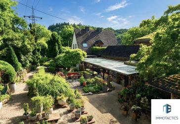 Wohnen, Arbeiten & Entspannen: Anwesen mit Gärtnerei, Pool, Sauna & großem Grundstück