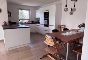Vertragsfreie 4-Zimmer-Neubauwohnung mit hochwertiger Ausstattung und großem Balkon in ruhiger Lage