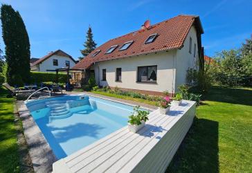 Großzügiges Einfamilienhaus mit Einliegerwohnung, Pool und Bürotrakt auf traumhaftem Pachtgrundstück
