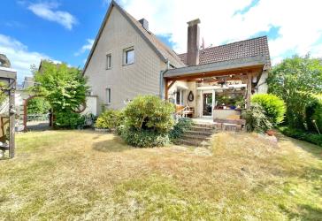 RUHIGES ZUHAUSE MIT POTENZIAL MIT LIEBEVOLLEM GARTEN AUF 2 EBENEN