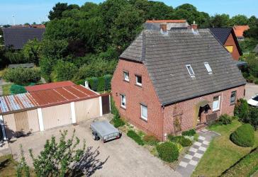 Viel Potential zum fairen Preis! Einfamilienhaus mit 5 Zimmern, großem Garten und drei Garagen
