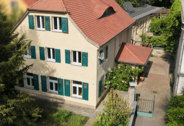 Ein-/Zweifamilienhaus mit Werkstatt, Garagen & Entwicklungspotenz