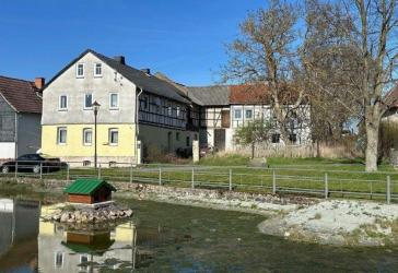 sanierungsbedürftiges Bauernhaus mit teilsanierten Nebengebäude, Teich und großem Grundstück