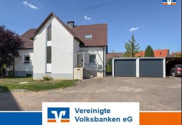 Charmantes Zweifamilienhaus mit Garten, Garagen und Carport