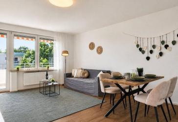 Provisionsfrei: Frisch renovierte 4-Zimmer-Wohnung mit großem Balkon & 2 Parkplätzen
