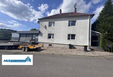 Zweifamilienhaus (2 Wohnungen) mit zusätzlicher Gewerbeeinheit und zahlreichen Lagermöglichkeiten!