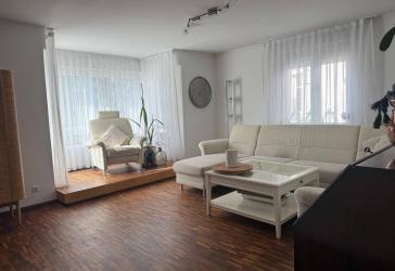 * Untertürkheim: Sehr schöne, großzügige 4,5-Zi.-Wohnung direkt an den Weinbergen * EBK * TL-Bad *