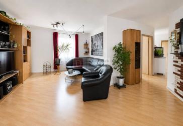 Top!! Lichtdurchflutete 4-Zimmer-Wohnung mit Loggia und Fernblick