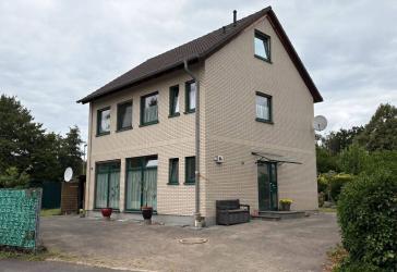 Charmantes Einfamilienhaus mit Wintergarten, Vollkeller und 3-4 Stellplätzen