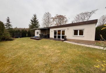 Ferienbungalow: modern, kernsaniert, mit Kamin, Fußbodenheizung & großem Grundstück