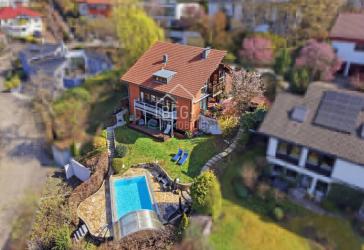 Großzügige Villa mit Einliegerwohnung, Pool und Panoramablick am Fuße der Achalm