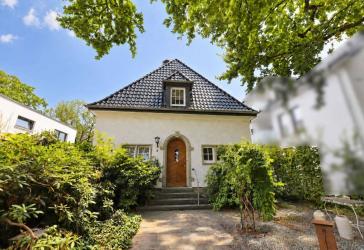 == Ein Zuhause mit Charakter - gepflegtes Einfamilienhaus in zentraler Wohnlage ==