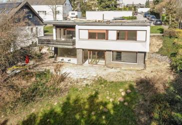 Sanierungsbedürftiger Rohbau-Bungalow * Aufstockung möglich * Garage * rückseitige Süd-Hanglage (2 Etagen * Terrasse ...