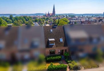 Wohnen mit Schleiblick! Gepflegtes RMH mit ca. 100 m² Wfl., Süd-Balkon, Garten & 2 Stellplätzen!
