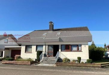Gepflegtes Einfamilienhaus mit Einliegerbereich und großem Garten in ruhiger Lage von Rauental