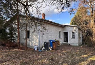 Einfamilienhaus mit Garage auf Riesengrundstück direkt am Feld