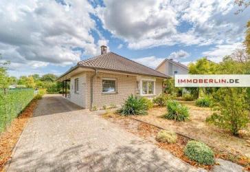 IMMOBERLIN.DE - Wunderbarer Bungalow mit Südterrasse & Garage in familienfreundlicher Lage