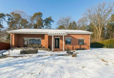 Naturnah und ebenerdig: Modernisierter Bungalow in der Möllner Waldstadt